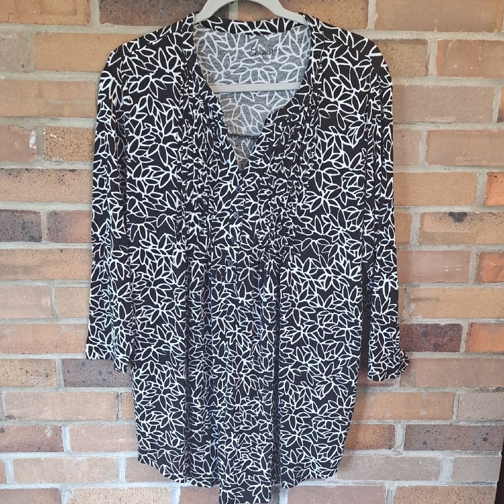 Simply Emma Sz 1X Black and White Leaf Pattern V-Neck Knit Blouse